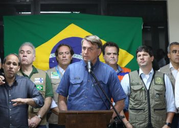 Bolsonaro sobrevoa áreas atingidas por chuvas em Recife