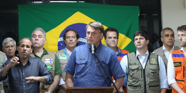 Bolsonaro sobrevoa áreas atingidas por chuvas em Recife