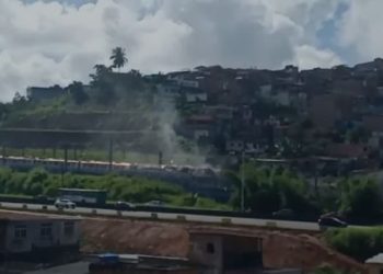 Trens do metrô descarrilam e tombam após um deles bater em caminhão de serviço, em Salvador