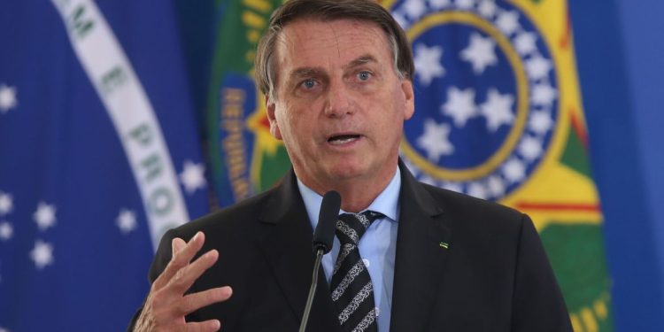 Bolsonaro propõe compensar estados para reduzir ICMS e tentar conter alta do combustível