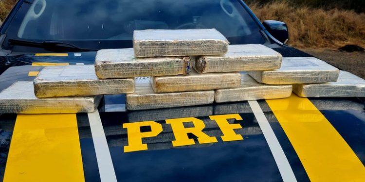 Passageira de ônibus é presa em Jequié transportando cocaína avaliada em quase R$ 2 milhões