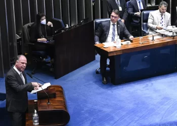 Senado aprova projeto que limita ICMS sobre combustíveis, conta de luz, comunicações e transportes