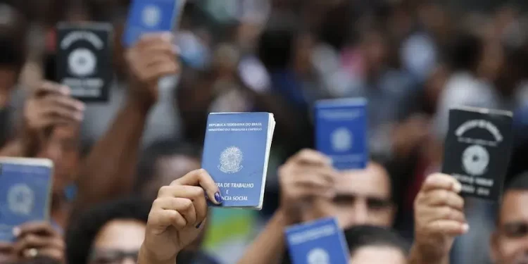 Desemprego cai para 9,8% em maio e atinge 10,6 milhões, diz IBGE