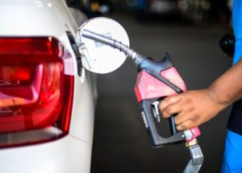 Gasolina e diesel no Brasil estão R$ 0,89 abaixo das cotações internacionais, diz entidade