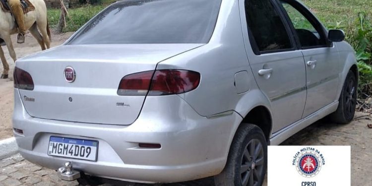Polícia Militar de Jaguaquara recupera carro que havia sido tomado de assalto as margens da BR-116