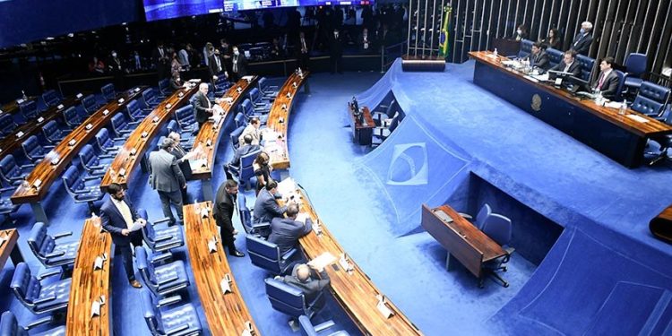 Senado aprova PEC com pacote de auxílios a carentes e a caminhoneiros
