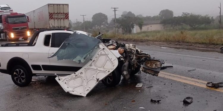 Carro bate em carreta na BR-116, após a Serra do Muntum no sentido Jaguaquara