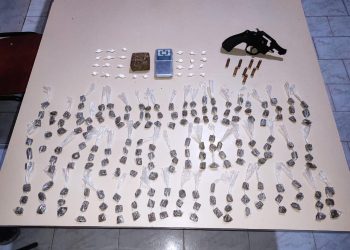 Policia Militar apreende arma, munições e drogas no Entroncamento de Jaguaquara