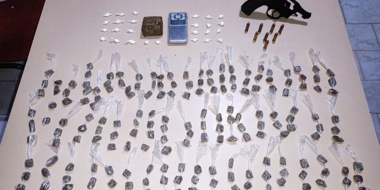 Policia Militar apreende arma, munições e drogas no Entroncamento de Jaguaquara