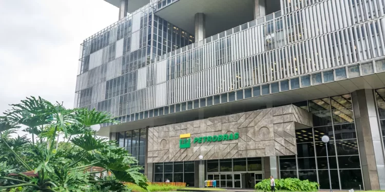 Gasolina da Petrobras fica mais barata nas refinarias a partir de hoje