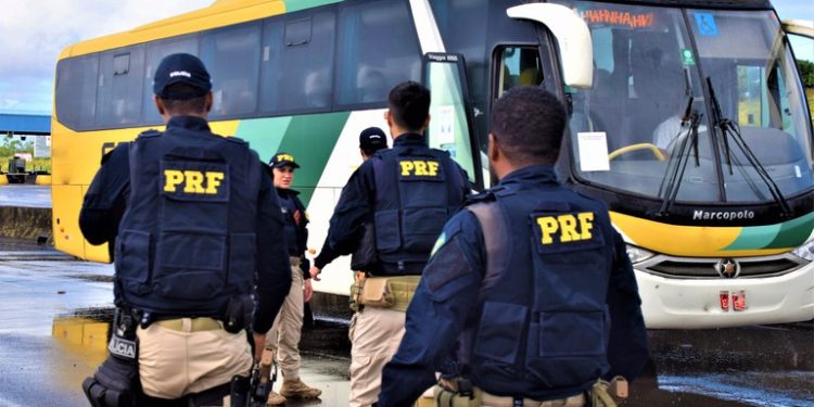 Passageiro de ônibus é preso na BR 116, em Jequié, por perturbação da tranquilidade alheia, desobediência e ameaça