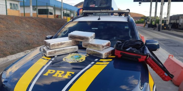 Mulher é presa transportando maconha dentro de ônibus em Jequié