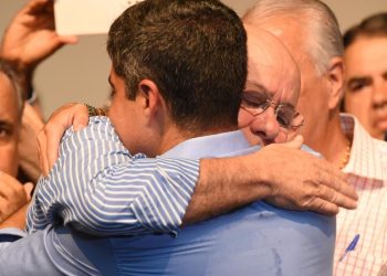 O dia do fico: Em Feira de Santana, José Ronaldo confirma que continua com ACM Neto