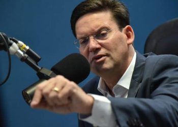Roma diz que loteamento da Embasa gera serviços de má qualidade aos baianos