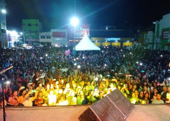 Cassiane canta para centenas de fiéis na comemoração do dia dos evangélicos em Jaguaquara