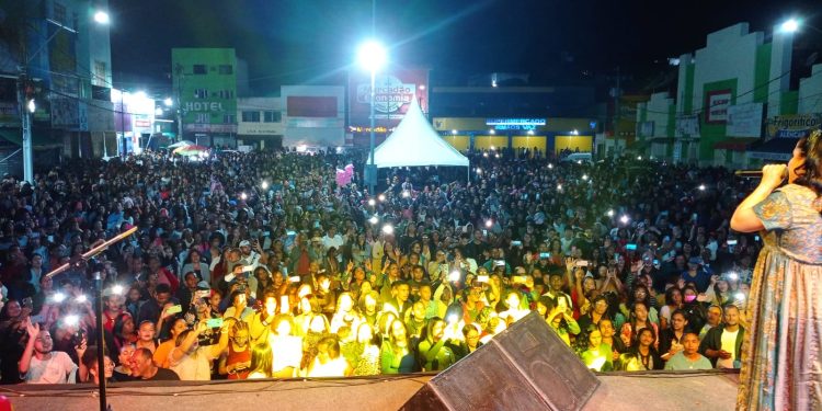 Cassiane canta para centenas de fiéis na comemoração do dia dos evangélicos em Jaguaquara