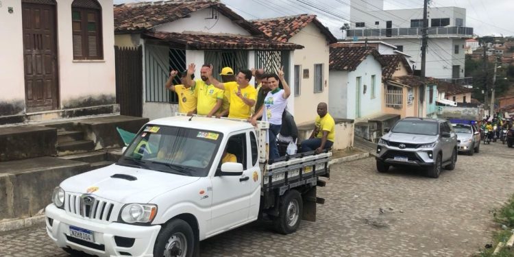 A uma semana das eleições, João Roma realiza carreata em Jaguaquara