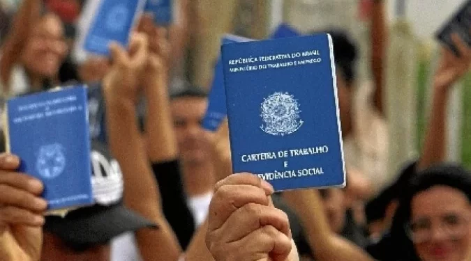 Desemprego cai para 8,9%, o menor patamar em 7 anos, diz IBGE