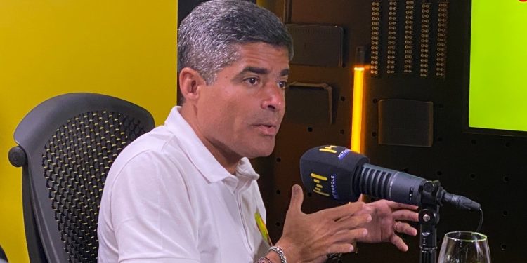 ACM Neto diz que vai congelar 20% dos cargos de confiança do governo para investir em ações sociais, como educação, saúde e segurança