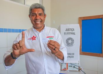 “Esta eleição é para dizer a Bahia e o Brasil que nós queremos, agora e no futuro”, diz Jerônimo ao votar