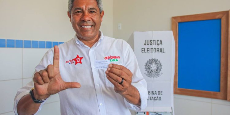 “Esta eleição é para dizer a Bahia e o Brasil que nós queremos, agora e no futuro”, diz Jerônimo ao votar