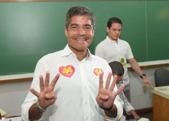 ACM Neto é recebido por centenas de apoiadores durante votação em Salvador e afirma: “Vamos ter uma virada histórica”