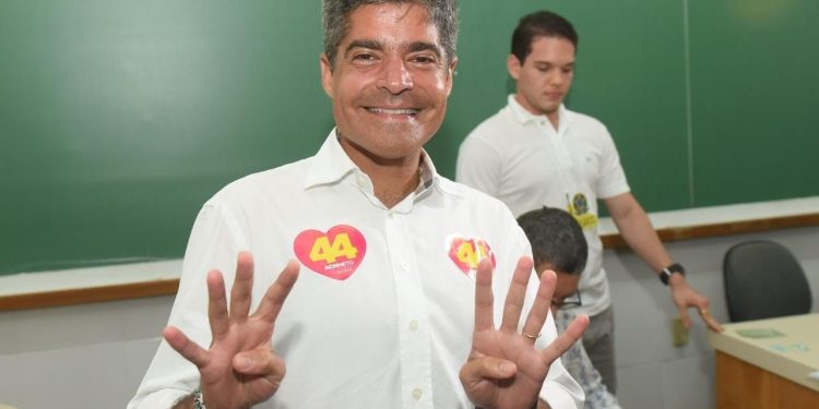 ACM Neto é recebido por centenas de apoiadores durante votação em Salvador e afirma: “Vamos ter uma virada histórica”