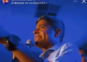 ACM Neto volta a polemizar nas redes sociais após usar filtro que deixa pele bronzeada