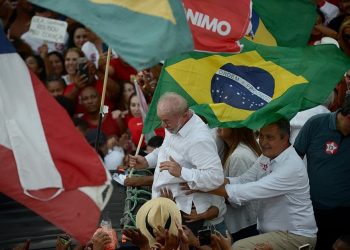 Apoiadores acompanham Lula em caminhada na orla da Barra