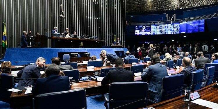 Senado aprova realocação de verba para piso da enfermagem