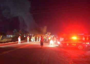 Grupo Bolsonarista interdita a BR-116 incendiando pneus em Vitória da Conquista