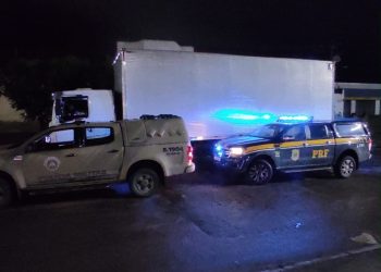 Jequié: PRF e PM apreendem caminhão carregado de cigarros na BR 116