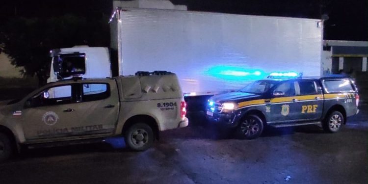 Jequié: PRF e PM apreendem caminhão carregado de cigarros na BR 116