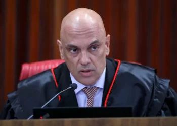 Moraes exclui Progressistas e Republicanos de ação por questionamento a urnas