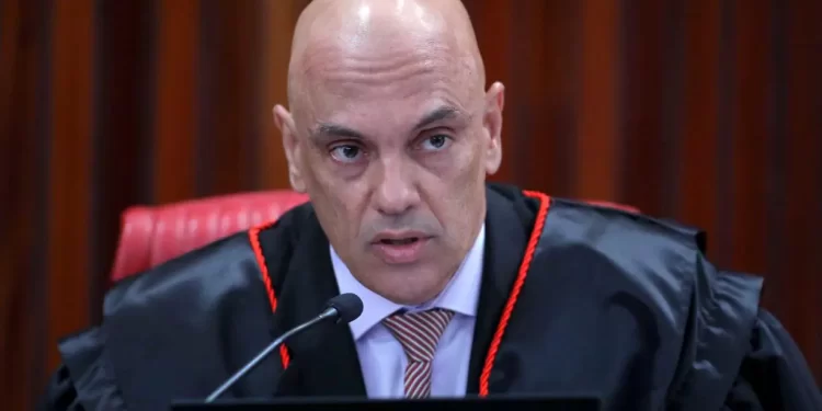 Moraes exclui Progressistas e Republicanos de ação por questionamento a urnas