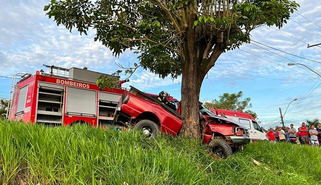 Ipiaú: Motorista morre após caminhonete colidir em árvore