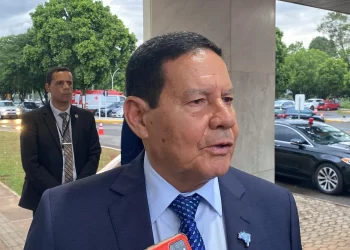 Mourão diz que não vai passar faixa a Lula: ‘Não sou presidente’