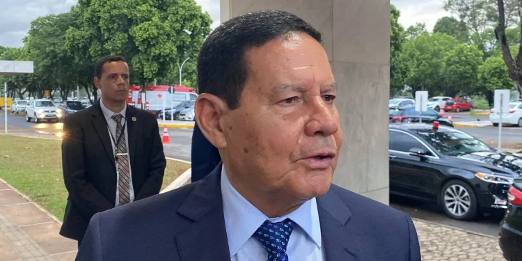 Mourão diz que não vai passar faixa a Lula: ‘Não sou presidente’