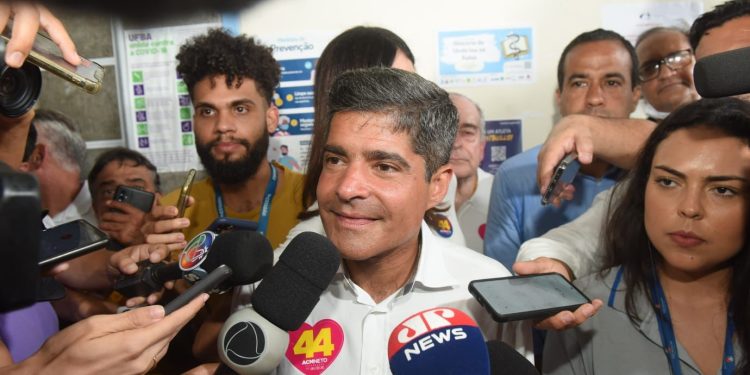 Neto sinaliza aliança do União Brasil com PT e impõe condição para presidência da Câmara