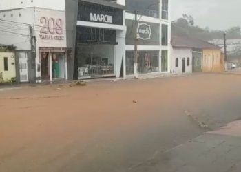 Fortes chuvas alagam ruas do centro de Jaguaquara durante feriado de Finados