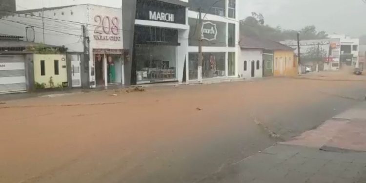 Fortes chuvas alagam ruas do centro de Jaguaquara durante feriado de Finados