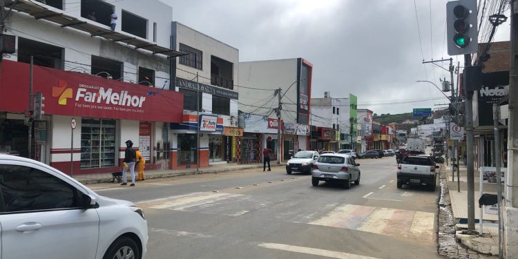 Supermercados funcionam, enquanto comércio lojista é fechado durante feriado em Jaguaquara