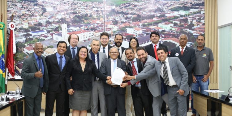 Vereadores de Jaguaquara destinam emenda coletiva de R$ 750 mil na compra de Micro-Ônibus para a Saúde