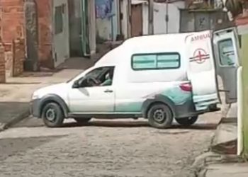 Motorista é flagrado carregando porta de madeira em ambulância municipal