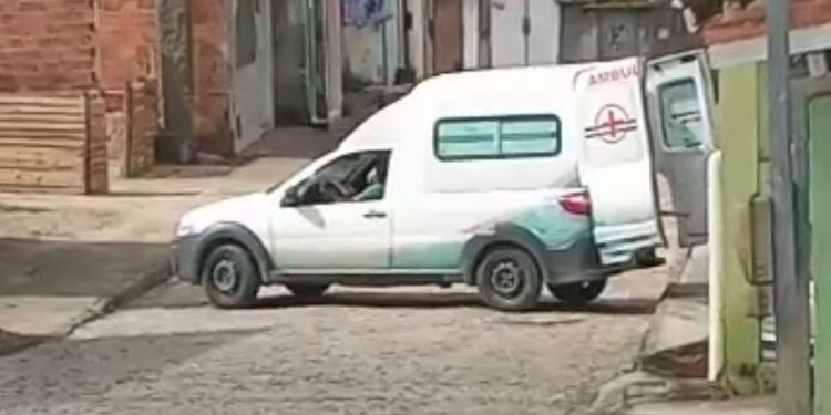 Motorista é flagrado carregando porta de madeira em ambulância municipal