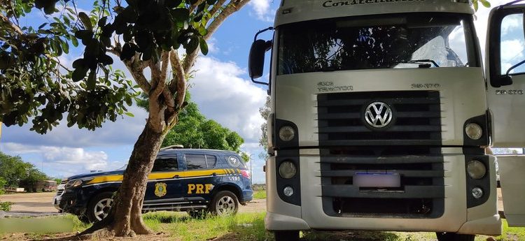 Caminhão roubado em Camacan é recuperado pela PRF em Jaguaquara