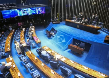 Senado aprova em 1º turno PEC que aumenta o teto de gastos