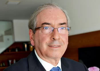 Eduardo Cunha foi sondado pelo PT para auxiliar base de Lula na Câmara, diz coluna