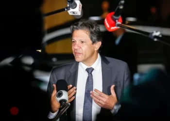 Por ordem de Lula, Haddad pede ao governo Bolsonaro que não prorrogue desoneração dos combustíveis