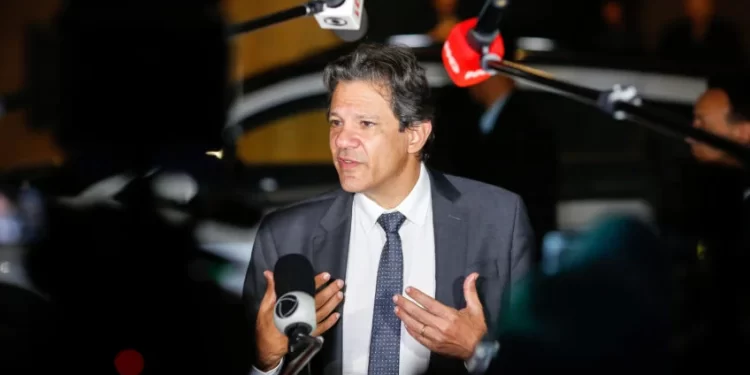 Por ordem de Lula, Haddad pede ao governo Bolsonaro que não prorrogue desoneração dos combustíveis